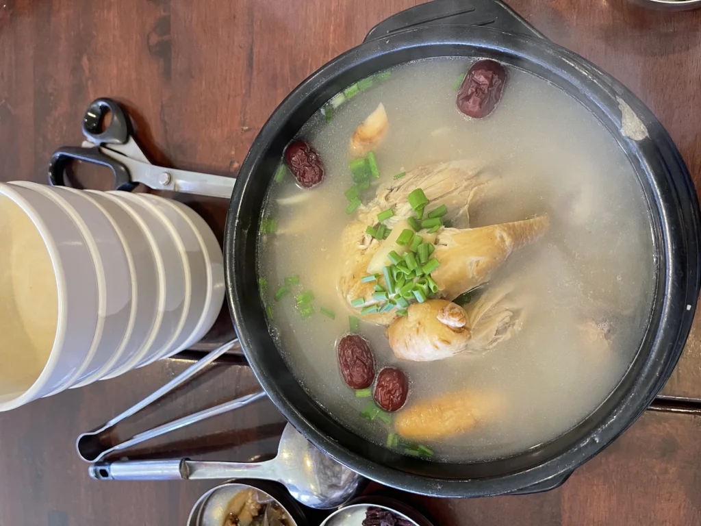 집에서 삼계탕 끓이는 법으로 완성한 뚝배기 삼계탕